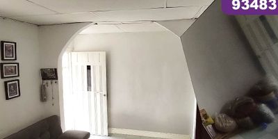 Casa en venta en primer piso y dos apartamentos en segundo piso, ubicado en el barrio Las gaviotas, con un área de lote aproximada de 273 mt2, distribuidos de la siguiente manera: la casa cuenta con 4 habitaciones, 1 baño, los apartamentos cuenta cada uno con 2 habitaciones y un baño, sala-comedor, cocina tradicional y zona de labores. Buena distribución en sus áreas con buenos y modernos acabados, es fresco y acogedor, su entorno es tranquilo, residencial con cómodas vías de acceso y facilidad al transporte publico cercano, sobre el sector puede encontrar, supermercados, restaurantes y farmacia.