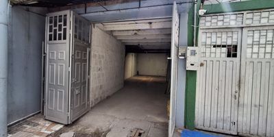 Imagina vivir y trabajar en un espacio que impulsa tus metas y te brinda la comodidad que mereces: este acogedor inmueble ofrece 2 habitaciones, 1 bano, sala-comedor amplia, zona de ropas y una bodega de 100 m con luz trifasica y bano, perfecta para emprendimientos, almacenamiento o produccion ligera. Ubicado en La Estancia, disfrutaras de un entorno residencial tranquilo, con comercio cercano, parques y servicios que facilitan tu dia a dia. Su excelente conectividad te permite acceder rapidamente a vias principales como la Autopista Sur, Avenida Villavicencio, Carrera 70 y Avenida Boyaca, garantizando movilidad y opciones de transporte publico. Un espacio que combina hogar y productividad en un solo lugar. Contactanos y agenda tu visita para conocer esta gran oportunidad.