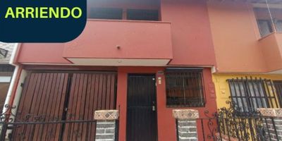 Te presentamos esta hermosa casa para alquiler ubicada en la ciudad de Rionegro, en el departamento de Antioquia. Con una ubicación estratégica, esta propiedad cuenta con un área total de 90 M2, distribuida en un área construida y privada de la misma medida. Diseñada con un estilo moderno, esta casa cuenta con 4 amplias alcobas y 2 baños, lo que la convierte en el hogar ideal para una familia. Además, cuenta con un garaje para que puedas tener tu vehículo seguro y protegido.

Una de las principales ventajas de esta propiedad es que es ideal para las familias que tienen mascotas, ya que admite su presencia y podrán disfrutar juntos del amplio espacio interior y exterior que ofrece. Además, cuenta con un balcón perfecto para disfrutar del clima y la vista de la ciudad. Los acabados en cerámica y mármol le dan un toque de elegancia a todos los espacios de esta casa.

En su interior, encontrarás una cocina integral moderna, con espacio para almacenamiento y electrodomésticos. También cuenta con servicios básicos de agua, electricidad y gas domiciliario para garantizar tu comodidad y bienestar. Si necesitas más espacio de almacenamiento, podrás utilizar la despensa que posee esta propiedad.

En cuanto a las características externas, esta casa está ubicada en un sector de acceso fácil y pavimentado, lo que facilitará tu movilización dentro y fuera de Rionegro. Además, se encuentra cerca de centros comerciales, zona urbana, colegios y universidades, lo que brinda una gran comodidad para la vida diaria y el estudio de tus hijos.

Si te gusta disfrutar de la naturaleza, te encantará saber que esta propiedad se encuentra rodeada de parques cercanos, donde podrás realizar actividades al aire libre y disfrutar de un ambiente tranquilo y seguro. También cuenta con un patio interno, perfecto para hacer reuniones familiares y sociales.

Otro beneficio de esta casa es que cuenta con transporte público cercano, lo que te permitirá desplazarte fácilment