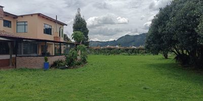 Casa campestre con Vocacion de descanso cuenta con cultivos varios abundante agua posee todos los servicios publicos llega vehiculo hasta la casa sector de alta valorizacion seguro y  de  un ambiente verde y de descanso