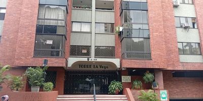Alquilo apartamento en el oeste de Cali, área 83m² , excelente ventilación e iluminación natural, ubicado en un 7° piso con ascensor,  2 parqueaderos privados, sala comedor, 3 habitaciones con closets, la principal con baño privado y vestier, cocina equipada, balcón, zona de oficios, baño social, seguridad 24/7, piscinas, salón social


Habitaciones 3
Closets 2
Baños 2
Parqueadero comunitario 
Seguridad 24/7
Gimnasio