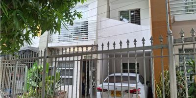 CODIGO: 964FR3184  Casa con una excelente ubicación, cerca a la Parroquia de la Sagrada Familia, muy bien distribuida, cuenta con 110 M2 contruidos repartidos en dos pisos.

En el segundo piso tres Alcobas y dos baños, uno ubicado en el cuarto principal y el otro equidistante de los otras habitaciones, una con balcón, además tiene ventanas y closet en cada alcoba.

En el primer piso se encuentra sala, comedor, baño auxiliar o social, estudio, zona de labores, cocina integral y depósito. tiene todos los servicios, incluido el gas natural para poder manejar costos más bajos al disfrutar de nuestras destresas gastronómicas. 

Es una casa donde se puede tener mascotas, no se paga administración, pero se comparte la seguridad brindada por la cerca eléctrica y la reja, los gastos y mantener buenas relaciones con los vecinos, todo en un ambiente tranquilo, donde se cuenta con transporte público, parques, colegios y universidades cerca.

No deje pasar la oprtunidad de conocerla, seguramente es la propiedad que esta buscando.
