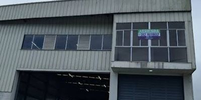 Bodega en Renta – Variante La Romelia – El Pollo, Sector Dosquebradas! Ideal para logística, distribución y empresas en crecimiento. Ubicación estratégica: con fácil acceso para transporte pesado y conexión directa a vías principales. Características: Altura 12m2. Oficina independiente: 84 m², perfecta para administración y sala de reuniones. Posibilidad de construir 2 muelles de cargue y descargue. Excelente iluminación y amplitud para maniobras. Ideal para: empresas de almacenamiento, distribución, comercio al por mayor y operaciones logísticas. Contáctanos para más información y agendar una visita!