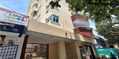 Codigo: 964FR3233

En el corazón de la vibrante ciudad de Barranquilla se encuentra este amplio y cómodo apartamento de 134 M2, distribuidos en 3 habitaciones y 2 baños completos.

Al ingresar al apartamento, te recibirán sus impecables acabados y su agradable distribución de espacios. La luminosidad natural y la bienvenida brisa del Caribe entrarán por su balcón, el cual te invitará a disfrutar de una tranquila vista panorámica.

La cocina integral, te permitirá preparar deliciosas comidas para compartir con tu familia y amigos. Además, cuenta con gas domiciliario y un encantador comedor de cocina con doble ventana para una mejor ventilación.

En la zona de descanso, las 3 habitaciones ofrecen amplios clósets y armarios empotrados para un almacenamiento eficiente y organizado. La habitación principal cuenta con un baño privado, mientras que las otras dos comparten un baño auxiliar completo.

Si trabajas desde casa o necesitas un espacio para estudiar, este apartamento tiene la solución con su amplia biblioteca/estudio. Además, cuenta con un hall de alcobas, perfecto para una sala de estar o un espacio de relajación.

Este apartamento es ideal también para tus mascotas, quienes son bienvenidas en esta urbanización cerrada con vigilancia las 24 horas. Además, la propiedad cuenta con acceso pavimentado, ascensor, portería/recepción, garaje y parqueadero para visitantes.

Su excelente ubicación sobre una vía principal, cercano al transporte público y rodeado de centros comerciales, colegios y universidades, te garantiza una vida cómoda y conectada con todo lo que necesitas. ¡No pierdas la oportunidad de adquirir esta propiedad y hacerla tu nuevo hogar en Barranquilla!
