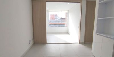 Apartamento de 35 Mts, excelente iluminación natural, persianas, vista exterior, sala comedor, cocina integral con estufa de inducción, zona de lavandería con calentador eléctrico, alcoba con closet y baño de alcoba. El conjunto cuenta con ascensor, CCTV, vigilancia 24/7, zona de lavandería comunal, zona de mascotas, GYM, BBQ y salón social. Ubicado sobre la Carrera Octava, a pocas cuadras de la Ciento Setenta, Carrera Séptima, Carrera Novena, Colegio Anglo Americano, Universidad de San Buenaventura y zona residencial.
