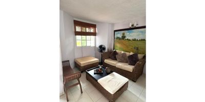 CÓDIGO 9643FR337 la casa  de dos pisos, en el primer piso cuenta con sala, comedor, cocina, patio con zona de ropas, lavadero en granito pulido, tiene un baño social, en el segundo piso las tres alcobas( todas con closet) tiene balcón la alcoba principal, dos baños y la principal con bañera, parqueadero en las zonas comunes.
