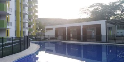 Se vende apartamento totalmente dotado y amoblado. Incluye dos alcobas, estudio (con opcion de cerrarlo y convertirlo en la tercera alcoba), dos baños, cocina, zona de lavandería y terraza con vista a las piscinas y a la montaña. Es cómodo, fresco, sin problemas de humedad ni de ningún tipo. Único dueño y excelente ubicación.
Está amoblado con camas dobles, sala con sofá cama doble, varias sillas, mueble de estudio con televisor grande, comedor en la terraza con sombrilla, sillas y barra en granito francés blanco. Cuenta con zona de ropas con tendedero y lavadora, cocina completamente equipada con nevera, habitación principal con televisor y ventiladores en pared, piso en ceramica, acabados de lujo, closets. Ubicado en piso alto con tres ascensores y linda vista, parqueadero siempre disponible por relación aptos.
Acceso a parqueadero interior todo el día, zonas sociales, piscinas, parque infantil y área de BBQ