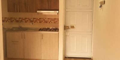 Espectacular apartamento de 2 habitaciones, diseñado para ofrecer el máximo confort y privacidad. Cuenta con una distribución ideal: la habitación principal incluye un elegante baño privado, y un baño social disponible para el uso de visitantes y la segunda habitación. El diseño interior destaca por su generoso espacio para sala y comedor.
Características y Comodidades:

Dormitorios: 2, ambos con  closed

Baños: 2 (1 privados y 1 social).

Acabados: Divisiones de vidrio templado en los baños.

Confort: Calentador de agua para toda la vivienda.

Cocina: Moderna cocina integral con excelente almacenamiento.
