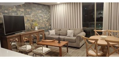Bienvenido al lugar perfecto para tener una vida cómoda y llena de posibilidades. Este hermoso apartamento en venta se encuentra ubicado en una de las ciudades más modernas y dinámicas de Colombia, Medellín. Con una excelente ubicación en el departamento de Antioquia, este inmueble goza de una privilegiada cercanía a diferentes puntos de interés de la ciudad.

El apartamento cuenta con un área total de 105 M2, distribuidos de manera eficiente en una construcción y un área privada de igual medida. Esta distribución se traduce en amplios espacios y una excelente distribución que maximiza el confort. Además, cuenta con 2 habitaciones y 3 baños, perfecto para albergar a una familia pequeña o recibir a invitados en un ambiente cálido y acogedor.

Además, este inmueble cuenta con características internas que lo hacen aún más atractivo. Entre ellas se destacan su capacidad de admisión de mascotas, ideal para aquellos que tienen una amada compañía animal. También cuenta con un elegante diseño de armarios empotrados, perfectos para guardar de manera ordenada y práctica todas tus pertenencias.

La comodidad está asegurada con la presencia de un balcón, perfecto para tomar una taza de café y disfrutar de una vista panorámica de la ciudad. Además, cuenta con un baño auxiliar y uno en la habitación principal, características que garantizan privacidad y comodidad para los miembros del hogar.

Podrás disfrutar de tus habilidades culinarias con una moderna barra estilo americano, ideal para una rápida preparación de alimentos o para compartir con amigos. Además, cuenta con una práctica biblioteca/estudio, perfecta para trabajar o estudiar desde la comodidad de tu hogar.

Tendrás total acceso a los servicios básicos, ya que cuenta con agua, electricidad, gas domiciliario y suelos de cerámica/mármol. También se destaca la zona de lavandería, un espacio ideal para realizar esta tarea tan importante sin interferir en la comodidad de tu hogar