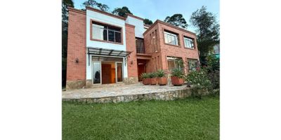 Esta es una casa individual de 325 m², construida sobre un generoso lote de 679 m², ubicada en la unidad cerrada, reconocida por su seguridad, tranquilidad y su privilegiada cercanía a todo lo que ofrece El Poblado.

Distribución y espacios

Esta residencia de 3 plantas es ideal para quienes buscan comodidad, amplitud y zonas verdes en un entorno exclusivo.

Primera planta


 
 Recibidor amplio.
 
 
 Sala principal con doble ventanal y acceso directo a la terraza.
 
 
 Sala auxiliar ideal para música o bar.
 
 
 Baño social.
 
 
 Comedor independiente.
 
 
 Cocina con península y ascensor interno, alacena, zona de ropas.
 
 
 Habitación del servicio con baño privado.
 
 
 Terraza lateral y acceso a jardines.
 


Segunda planta


 
 Sala pequeña o zona de TV.
 
 
 Biblioteca.
 
 
 Habitación principal con baño y vestidor.
 
 
 Segunda habitación con baño completo.
 
 
 Tercera habitación con baño completo, que también funciona como baño social.
 


Tercera planta


 
 Zona húmeda exclusiva con jacuzzi, turco y un balcón con vista a la montaña.
 Perfecta para relajarse y disfrutar de la privacidad.
 


Exterior y zonas comunes


 
 Garaje doble paralelo.
 
 
 Jardines amplios con zona infantil.
 
 
 Espacios abiertos, terrazas y zona de patio que brindan iluminación natural y aire fresco.
 


En resumen, esta es una casa preciosa, amplia y completamente lista para habitar, ubicada en una de las mejores zonas de Medellín, dentro de una unidad cerrada muy segura.
Con todas sus renovaciones recién realizadas y un diseño pensado para el confort, representa una oportunidad excepcional a un precio muy competitivo. No esperes más y ¡conviértete en el dueño de este inmueble de lujo que te ofrece una vida de ensueño en Medellín!
