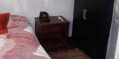 Habitacion sencilla con buena ventilacion iluminación natural, para dama con o sin amoblar closet cama mesa noche TV wifi para persona que estudie o trabaje , N fumar No mascotas visitas no alojar incluye servicios acceso a cocina y patio de ropa