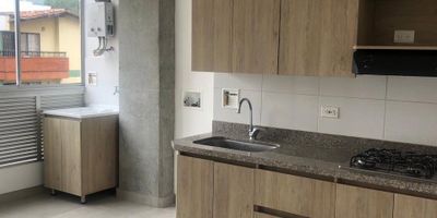 Descubre este encantador apartaestudio en arriendo ubicado en Belén Nogal, Medellín, sobre vía principal y en un sector residencial muy conveniente. Con 60 m², ofrece una habitación amplia, baño, cocina integral, sala-comedor y zona de ropas.

Disfruta de un balcón con vista exterior, excelente iluminación natural y piso en cerámica. Además, cuenta con garaje independiente, citófono y circuito cerrado de TV para tu tranquilidad. Su ubicación estratégica, cerca de supermercados y centros comerciales, lo convierte en una opción práctica y cómoda para tu día a día.

¡Agenda tu visita y haz de este lugar tu nuevo hogar!

¡City Raíz busca su tranquilidad! Codigo 20054
Contáctanos por WhatsApp al 310 840 1461 o llamándonos al 604 411 7372
www.cityraiz.com