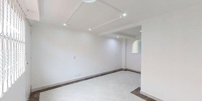 Descubra esta espaciosa casa de tres niveles, diseñada para ofrecer comodidad y funcionalidad en cada rincón. En el primer nivel, un ambiente abierto integra una luminosa sala y un comedor ideal para el entretenimiento, complementado por una moderna cocina integral y una práctica zona de lavandería. El segundo nivel alberga dos acogedoras alcobas auxiliares, una de ellas generosamente amplia y equipada con un espacioso clóset, además de un baño completo elegantemente terminado. Finalmente, el tercer nivel está dedicado a la privacidad de la alcoba principal, que cuenta con su propio clóset. Una oportunidad excepcional en estrato 2 para quienes buscan un hogar versátil y bien distribuido.
NID 22884604563

