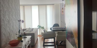 Arriendo apartamento moderno en zona exclusiva: 2 habitaciones principal con walking closet , 2 baños, estudio, sala-comedor con chimenea, cocina amplia, lavandería, depósito y 2 parqueaderos. Tercer piso con ascensor. Cortinas y blackouts. Vigilancia 24h. Excelente ubicación. No es amoblado. Valor administracion: $624.000