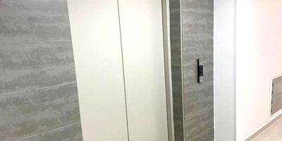 Apartamento en Amazon Tower, piso 19, código 36966. Cuenta con 3 habitaciones mas la de servicio, 3 baños, sala comedor, cocina, zona de ropas, parqueadero doble asignado, estudio. Para mayor información y revisar toda nuestra oferta visita nuestra pagina web: estebanrios.com o comuníquese a nuestro PBX: (607) 635 2877