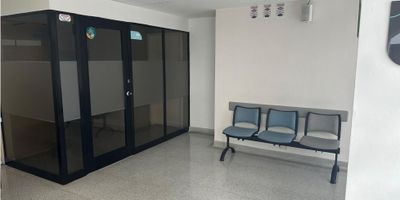 “Abre las puertas de tu consultorio en una de las clínicas más reconocidas de Medellín.”

? AMBIENTE INMOBILIARIO TIENE EN RENTA CONSULTORIO EN LA CLÍNICA LAS VEGAS

✨ ¡El espacio perfecto para impulsar tu práctica médica en una ubicación de alto prestigio!

? Ubicación: Dentro de la reconocida Clínica Las Vegas, una de las zonas médicas más consolidadas y de alta afluencia en Medellín.

? Características del consultorio

? Totalmente dotado con iluminación adecuada según los estándares exigidos.

?️ Cumple con toda la reglamentación requerida por la Seccional de Salud.

? Está dividido en dos módulos:

?️ Recepción o sala de espera privada

? Consultorio independiente

? Baño privado dentro del consultorio, brindando comodidad y privacidad.

? Ventanal doble con vista a la calle, que aporta luz natural y un ambiente agradable.

?️ Incluye parqueadero privado, brindando acceso cómodo y seguro.

? Ideal para especialistas, terapias y servicios de salud.

?️ Infraestructura lista para iniciar actividades sin inversiones adicionales.

?‍⚕️ Ubicado en un entorno altamente profesional y seguro.

⭐ Beneficios del entorno

? Fácil acceso vehicular y peatonal.

? Dentro de una clínica con alto flujo de pacientes.

?️ Excelente seguridad y control de ingreso.

? Contáctanos por WhatsApp:
? https://wa.me/573235703232

Ambiente Inmobiliario – ¡Tu nuevo espacio profesional te espera! ?✨
