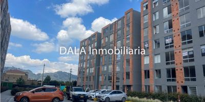 DALA Inmobiliaria vende hermoso apartamento para estrenar en cuarto piso en chía - Cundinamarca, vista exterior, consta de, sala-comedor, cocina integral, zona de lavandería, habitación auxiliar con closet, baño auxiliar, habitación principal con baño privado y closet. además, un parqueadero descubierto frente a la torre, ascensor y seguridad privada las 24 horas en un conjunto cerrado, cerca a vía principal y transporte publico, zona sociales en desarrollo: lobby, salón de juegos, gym, cinema, coworking, sala de masajes, golfito, juegos infantiles, senderos peatonales, bbq.

No dejes pasar esta oportunidad, Contáctanos ahora mismo y descubre cómo este apartamento puede ser tu nuevo hogar dulce hogar.  Si estás buscando inmobiliarias en Chía, somos tu mejor opción. También manejamos Bienes Inmuebles en Cajicá y Cota. Cod. 1973 A-A
