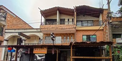 Agradable aparta estudio ubicado en el sector de buenos aires, en la carrera 28, piso 2, tiene un área de 50 metros aproximadamente. El inmueble cuenta con: 1 alcobas, 1 baño sencillo, 1 closet, sala-comedor, cocina integral con red de gas, y piso en cerámica.
Los datos de los inmuebles promocionados en la página web están sujetos a cambio y verificación de disponibilidad.