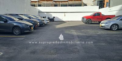 Lote en venta, Chico Norte, Chapinero.
¡Oportunidad única para constructores e inversionistas! Excepcional lote plano de 467,5 m² en el corazón de Chico Norte, ideal para desarrollar proyecto residencial, comercial o de uso mixto de alta valorización.
Su ubicación estratégica permite excelente aprovechamiento del suelo, con posibilidad de múltiples niveles, zonas comunes amplias, comercio en primer piso y unidades independientes premium. Entorno consolidado con gran demanda habitacional y comercial.
Fácil acceso por Calle 95, Carrera 14, Calle 96, Diagonal 92, Calle 100 y Carrera 11. A pasos de hospitales, universidades, centros comerciales, parques, troncal Transmilenio y todo el dinamismo del sector más exclusivo del norte de Bogotá.
¡El terreno perfecto para tu próximo proyecto exitoso!
¡Contáctanos hoy y asegura este lote premium!