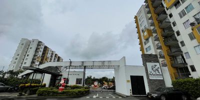 Gespron alquila apartamento en  yumbo,  en conjunto residencial,  LA ARBOLEDA PARQUE RESIDENCIAL, en sexto piso con ascensor, parqueadero descubierto, consta de sala comedor amplia e iluminada,   con balcon,  vista externa,  sala comedor amplia e iluminada, cocina integral con muebles en madera en  parte superior e inferior,   tres habitaciones  con closet en madera de piso a techo,  baño de habitacion principal con divisiones en vidrio, baño social con  division en vidrio, zona de oficios con instalacion para lavadora,  el conjunto cuenta con piscina para niños y adultos, parque infantil, salón social amplio con cocineta, zona BBQ, seguridad privada 24/7, facilidad de transporte público, la zona cuenta con canchas de futbol, parques, zonas verdes, cerca de centros comerciales,  bombas de  gasolina,  contáctanos para brindarte más información 8852929!