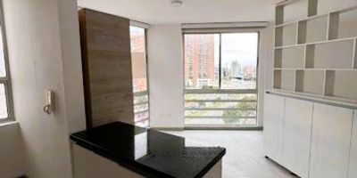 Acogedor apartamento en arriendo ubicado en el barrio Gratamira (estrato 4), cercano a la Av. Boyacá y al Centro Comercial Colina; cuenta con 25 m², 1 alcoba, 1 baño, sala-comedor, cocina integral, zona de ropas, ventanal, red de gas, calentador a gas y pisos en cerámica/madera/lamina; ideal para quienes buscan un espacio funcional, bien ubicado y en un sector tranquilo y de alta valorización