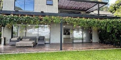  Exclusiva casa campestre independiente en arriendo – 500 m² | 4 alcobas | 7 baños | $16.000.000

Descubre el equilibrio perfecto entre elegancia, confort y naturaleza en esta imponente casa campestre independiente, ideal para quienes buscan un hogar con amplios espacios y total privacidad.

Con 500 metros construidos, la propiedad cuenta con 4 alcobas espaciosas, todas con baño privado y excelentes acabados, además de 7 baños en total. Su diseño moderno y funcional integra una amplia zona social, cocina integral de lujo, terraza con vista panorámica y espacios interiores llenos de luz natural.

La casa ofrece además parqueaderos para varios vehículos y extensas zonas verdes privadas, perfectas para disfrutar del aire libre, reuniones familiares o eventos sociales en un entorno tranquilo y exclusivo.

 Ubicación privilegiada en zona campestre, con fácil acceso a vías principales, centros urbanos y servicios esenciales.

 Canon mensual: $16.000.000

 Vive la exclusividad y el confort que solo una propiedad campestre independiente puede ofrecer. ¡Agenda tu visita y enamórate de este lugar!