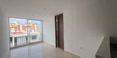 Descubre este encantador apartamento de 2 habitaciones y 2 banos en una ubicacion privilegiada. Con 48 metros cuadrados, ofrece un ambiente acogedor con closet y divisiones. Disfruta de la iluminacion natural y la seguridad de vigilancia privada 24*7. Ademas, cuenta con ascensor, piscina, zonas verdes, salon comunal, canchas deportivas y salon de juegos. Vive la experiencia de comodidad y tranquilidad en este lugar excepcional.