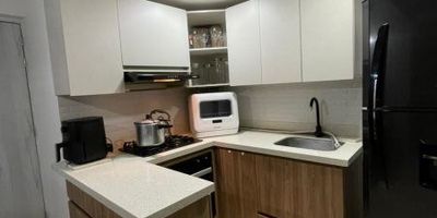 Este hermoso apartamento tiene 56 metros cuadrados y se encuentra ubicado en el sector San José, Sabaneta (Ant).
Está dividido en dos alcobas, un clóset, dos baños, sala-comedor, cocina integral, balcón, zona de ropas, estudio y además cuenta con la posibilidad de una tercera habitación, lo que brinda mayor versatilidad para adaptarlo a tus necesidades.
La unidad ofrece portería permanente, ascensor, salón social, juegos infantiles, placa polideportiva, zonas verdes, gimnasio y piscina, garantizando comodidad y excelentes espacios de esparcimiento.
¡No dejes pasar esta oportunidad única! Contáctanos al 3012021300 para programar una visita y descubre más sobre esta increíble propiedad!