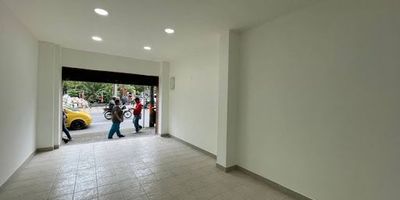 Local con una buena ubicación en un sector muy comercial de Envigado, está sobre una vía con alto flujo vehicular y peatonal, tiene puerta vidriera para un mejor aprovechamiento de vitrina, cuenta con un baño, espacio para cocineta, está cerca del parque de Envigado, el sector tiene muy buen acceso a transporte público. El valor del canon es más IVA. 