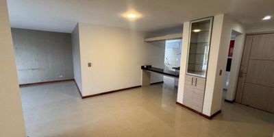 VIVE EL VERDADERO LUJO EN PINARES PEREIRA 
El lugar donde el diseño, la comodidad y la exclusividad se encuentran para elevar tu estilo de vida.

Este apartamento totalmente remodelado en el corazón de Pinares es ideal para quienes buscan vivir con distinción en una de las zonas más privilegiadas de la ciudad.

Características que enamoran


 
 4 habitaciones (incluye habitación de servicio)
 
 
 Estudio amplio para tu home office o sala privada
 
 
 4 baños modernos y elegantes
 
 
 Doble balcón: en la sala y en la habitación principal, con vista panorámica a Pereira
 
 
 Espacios amplios, iluminados y diseñados para el confort
 
 
 2 parqueaderos + 2 cuartos útiles (un lujo difícil de encontrar)
 


Vivir aquí es un privilegio
Edificio elegante, moderno y con zonas exclusivas:
Seguridad 24/7
Jacuzzi
Piscina
Sauna y turco
Salón social
Lobby amplio y acogedor

La mejor ubicación de Pinares
A pasos de Carulla, restaurantes, centros médicos, sendero campestres y zonas deportivas de la UTP
Todo lo que necesitas, sin renunciar a la tranquilidad y al estilo de vida que mereces.

Un apartamento para quienes saben lo que quieren: lujo, comodidad y prestigio.

¿Te gustaría conocerlo? Escríbeme y agenda tu visita hoy mismo.
