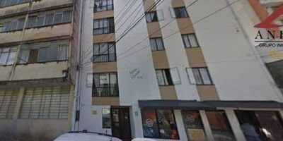 ¡Gran oportunidad de inversión en el centro de Ibagué!

Se vende acogedor apartamento ubicado en edificio de 5 pisos, con excelente mantenimiento y un entorno seguro. Sus espacios son funcionales, bien distribuidos y perfectos para quienes buscan comodidad y practicidad.

Ideal para estudiantes o profesionales que trabajan cerca, ya que su ubicación estratégica permite movilizarse sin necesidad de carro. Disfruta de un clima fresco y agradable durante todo el año.

La zona es completamente central, con restaurantes, supermercados, parques y todos los servicios a pocos pasos. Una ubicación que facilita tu día a día y garantiza una alta demanda para arriendo o valorización.

¡No dejes pasar esta oportunidad de vivir o invertir en una de las mejores zonas del centro de Ibagué!