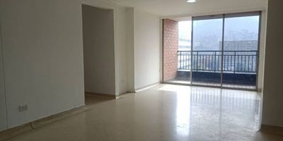 Apartamento en arrendamiento en el sector Otra Parte en Envigado. Cuenta con buenos acabados, amplios y cómodos espacios, excelente iluminación natural, cuarto y baño de servicio, todo dentro de un entorno familiar y tranquilo. Cercano al Euro y al mall comercial La Frontera, cerca al museo de Otra Parte, al colegio Colombo Británico, a tres cuadras de la iglesia y el colegio San Marcos, con amplia oferta gastronómica gracias a los mejores restaurantes de la zona. con acceso rápido hacia la avenida Las Vegas.  En unidad con zonas húmedas, zonas verdes, parque infantil, solarium y salón social. Cómodas vías de acceso y con facilidad de abordaje a rutas de transporte público.