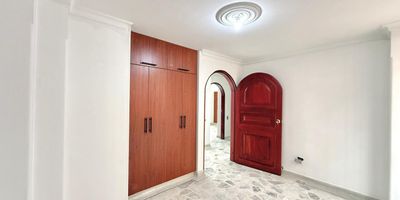 Características:
 * 3 habitaciones luminosas y con armarios empotrados.
 * 2 baños modernos y equipados.
 * 1 cuarto de servicio con baño completo 
 * Comedor independiente.
 * Amplia sala de estar con vistas panorámicas.
 * Cocina integral.
 * Zona de ropas independiente.
 * 1 espacio de garaje.
 * 1 deposito.
 * Único con terraza.
 * Tipo penthouse.
 * 130 m2 de área privada.
 * Adicional 30 m2 de terraza.
