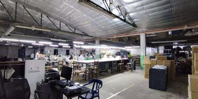 Bodega independiente en arriendo, ubicada en zona industrial-comercial cerca a vías principales, cerca a estación del metro, conexión a rutas de transporte público y múltiples servicios complementarios. Cuenta con 2 niveles, piso en mortero reforzado con capacidad de 3 toneladas, 2 espacios, 6 baños, energía trifásica, transformador con potencia de hasta 40kva, altura interna de 4 metros y parqueaderos paralelos,inmuebles sujetos a verificacion de disponibilidad
