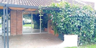 Local disponible para arriendo en Rionegro, sector Llanogrande, cuenta con un area de 44 m2, 1 baño, ubicado en primer nivel, en la vía principal, extensión de gran afluencia peatonal y vehicular. Ideal para tu negocio!