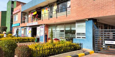 Apartamento en venta de 50m², con vista interior, ubicado en un 6to piso (Torre 10 Apto 601), acceso por escaleras, parqueadero comunal. Consta de 3 habitaciones, 2 baños, sala comedor, cocina y zona de lavandería. Tiene piso cerámico en todas sus zonas. El conjunto cuenta con zonas verdes, parque infantil, salón social y vigilancia privada las 24 horas. Cerca a centro comercial Prado Verde y Miraflores; cerca a almacenes de cadena como D1, Ara y Olímpica; cerca a colegio Urbanización Acanto y Británico Brighton; cerca a universidad UNAD Ciudad Verde; cerca a estación de Transmilenio Terreros; Vías de acceso por la Carrera 38 y Calle 33. NID 36551587135 
