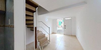 Casa en venta de 60M², con vista interior, ubicado en un 1er piso (Casa 19), acceso por escaleras, parqueadero comunal. Consta de 3 habitaciones, 2 baño, sala comedor, cocina y zona de lavandería. Tiene piso cerámico en todas sus zonas. El conjunto cuenta con salón comunal, zona verde y vigilancia privada las 24 horas. Cerca a almacenes de cadena como Surtimax, Ara; cerca a colegios Liceo Samario, Distrital Francisco de Miranda; cerca a estaciones de SITP; Vías de acceso por la Avenida Ciudad de Villavicencio y Avenida 1 Mayo.
 h_property_nid_ref:  43255197457
 h_property_uuid_detail:  85d15267-1050-42d4-bcb0-b6a91fc2cbde
 ubicacion: Bogotá,Timiza 
 Inmueble ofertado por nuestro aliado HABI.