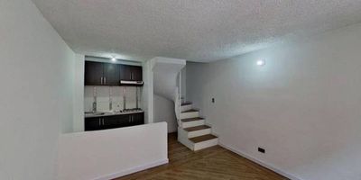 Casa en venta de 59m2, con vista interior, (Casa 192). Consta de 2 habitaciones, 2 baños, sala comedor, cocina y zona de lavandería. Tiene piso cerámico en todas sus zonas. El conjunto cuenta con zonas verdes, zona para niños, salón comunal, parqueadero comunal y vigilancia privada las 24 horas. Cerca a centro comercial Ventura, Unisur Gran Plaza; cerca a almacenes de cadena como Éxito, Jumbo, D1 y Metro; cerca a colegio Liceo Mayor de Soacha, Liceo Robert Stemberg; cerca a Universidad Área Andina y Sena; cerca a estación de Transmilenio San Mateo y Portal Soacha; Vías de acceso por la Calle 34 y Carrera 4.

Bono regalo por $6,520,000aplica términos y condiciones*

 h_property_nid_ref:  20864617257
 h_property_uuid_detail:  b2486ec0-93c5-4d92-90a4-6dbf4ef9dc5d
 ubicacion: Soacha,San Mateo
 Inmueble ofertado por nuestro aliado HABI.