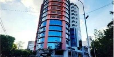 Oficina nueva con ubicación esquinera y vista exterior, área de comercio y  baño con acabados. Vetustez  8 años. Vr. Admón. $360.090.