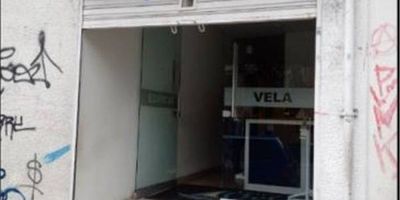 Inmueble con 17,57 de área privada, cuenta con una oficina, sometida a propiedad horizontal con Vetustez de 35 años. Vr. Administración $ 210.000