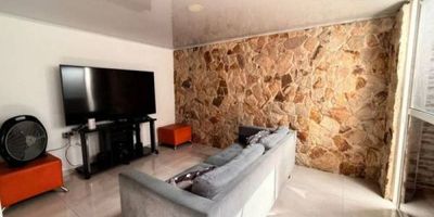 Acogedora casa en venta de 87m², ubicada en la Manzana 10 Casa 257, con vista interior, acceso por escaleras y parqueadero propio cubierto (257), ideal para quienes buscan un hogar cómodo y bien ubicado. Distribuida en dos niveles, cuenta con tres habitaciones, dos baños, sala comedor, cocina integral y zona de lavandería, con pisos en cerámica que brindan frescura y fácil mantenimiento. El conjunto residencial ofrece espacios para el bienestar y el disfrute, como salón comunal, piscina, zonas verdes y vigilancia privada las 24 horas. Su ubicación estratégica permite estar cerca de centros comerciales como Alfaguara y Chipaya Plaza, instituciones educativas como el colegio Interactivo Crecer y Mi Liceo Taller, y con excelentes vías de acceso por la Vía Chipaya y la Avenida Cañasgordas, lo que hace de esta propiedad una excelente opción para vivir en familia con tranquilidad y comodidad.
 h_property_nid_ref:  39927168512
 h_property_uuid_detail:  3fa7b6dd-dc41-490b-a3d4-5f566504201b
 ubicacion: Jamundí,Jamundí
 Inmueble ofertado por nuestro aliado HABI.