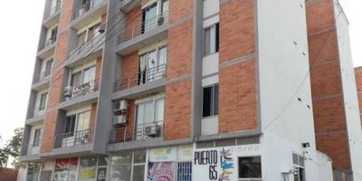 Inmueble con las siguientes dependencias: sala, comedor, cocina, 2 habitaciones, estudio, baño privado, baño social, garaje privado, balcón, El edificio tiene piscina y zona para niños. Vetustez 10 años. Vr Admón. $196.000.