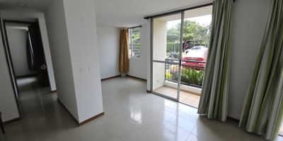 ARRIENDO apartamento primer piso en  $1.350.000 con parqueadero propio en rampla, se encuentra ubicado a pocas cuadras de centros comerciales, supermercados, parques, está a pocos minutos de la zon

El apartamento consta de sala comedor con balcón, cocina con estufa incorporada y horno, zona de oficios, baño social con ducha, zona de estudio y dos alcobas cpn closet, la principal con baño.

La unidad cuenta con gimnasio, piscina para niños y adultos, juegos infantiles, salón social y vigilancia las 24 horas.

Requisitos, NO tener reporte en data crédito y tenero ingresos por el doble del canon (titular y codeudor) mayor informacion llamar o escribir al 3112612246- 3184445096.

