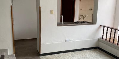 Casa amplia, excelente ubicacion cerca a la Unab, centros comercial cabecera quinta etapa consta de :
 3 alcobas con closeth
4 baños
2 salas
 sala de tv
comedor 
Cocina integral
2 patios
Área construida 225
9*15. 135 m2
