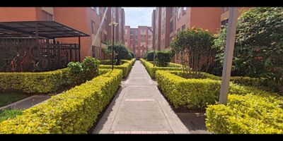 Apartamento en venta de 45m2, con vista interior, ubicado en un 2do piso (Torre 2 Apto 203), acceso por escaleras. Consta de 2 habitaciones, 1 baño, sala comedor, cocina y zona de lavandería. Tiene piso cerámico en todas sus zonas. El conjunto cuenta con zonas verdes, salón comunal, parque infantil, gimnasio, parqueadero comunal y vigilancia privada las 24 horas. Cerca a centros comerciales Prado Verde, Miraflores y Jardín Verde; cerca a almacenes de cadena como Surtimax y Olímpica; cerca a colegios León XIII - Chiloé y Minuto de Dios; cerca a estación de Transmilenio San Mateo; Vías de acceso por la Avenida Ciudad de Cali y Avenida Terreros. NID 28859361165 
