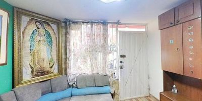 Casa en venta de 53m², con vista interior, (Casa 149). Consta de 3 habitaciones, 2 baños, sala comedor, cocina integral y zona de lavandería. Tiene piso cerámico en todas sus zonas.  El conjunto cuenta con zonas verdes, zona de niños y vigilancia privada las 24 horas. Cerca a almacenes de cadena como D1, Ara y Éxito; cerca a colegios Colegio Lucila Rubio de Laverde IED; cerca a estaciones de SITP; Vías de acceso por la Avenida Calle 80.
 h_property_nid_ref:  41036769206
 h_property_uuid_detail:  bc5cc0ec-7c04-4bcc-8a77-5a43f355c258
 ubicacion: Bogotá,Ciudadela la Florida Sabana
 Inmueble ofertado por nuestro aliado HABI.