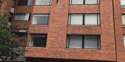 Se arrienda Hermoso apartamento de 42,6 M2 en el sector de chapinero alto, de vista interior, este apartamento esta  totalmente remodelado con excelente luz natural, ubicado en un quinto piso con ascensor, consta de sala comedor con chimenea, cocina integral eléctrica, una alcoba con closet, un baño, zona de ropas, calentador eléctrico, pisos en madera laminada, cortinas, un parqueadero y deposito. El edificio cuenta con vigilancia las 24 horas y ascensor. Se encuentra cerca de la Av. carrera 7,  calle 67 y a la Circunvalar.