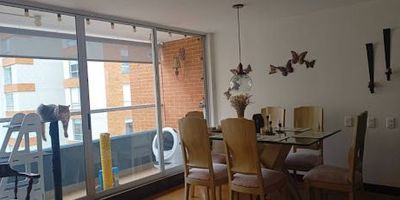 Apartamento arriendo amoblado suba casa blanca, muy bien ubicado cerca de la av. Boyaca, en zona residencial con buenas vías de acceso, cerca parques, iglesias, colegio, con buenas vías de acceso y trasporte, en conjunto residencial que cuenta con parqueaderos de visitantes, 2 ascensores, salón social, zona bbq, ludoteca, sauna, vigilancia 24 horas, apartamento en piso 10, con excelente vista e iluminación, consta de 3 habitaciones, la principal con baño privado, 2 baños sociales, estudio, cocina integral, zona de lavandería, sala comedor amplia con balcón, cuenta con garaje, valor canon con administración incluida, haz tu estudio digital en minutos, arrienda con nosotros.