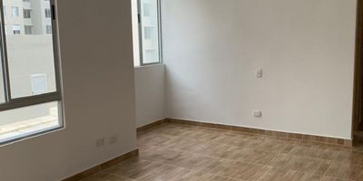 Apartamento de 46 m² con una excelente distribución: cuenta con sala-comedor, dos habitaciones, cada una con clóset, cocina integral, zona de lavado y un baño. El conjunto tiene portería, parqueaderos comunales y para visitantes, zonas para motos y bicicletas, salón comunal, juegos infantiles, oficina de administración, cuarto de basuras, cuartos técnicos de energía y agua, además de tanque de reserva. Su ubicación cuenta con excelentes vías de acceso y transporte, como la Avenida Circunvalar, la Carrera 38 y la Carrera 46.