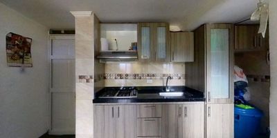 Apartamento en venta de 62m2, con vista exterior, ubicado en un 4rto piso (Torre 4, Apto 503), acceso por escaleras. Consta de 3 habitaciones, 2 baños, sala comedor, cocina integral y zona de lavandería. Tiene piso cerámico en todas sus zonas. El conjunto cuenta con zonas verdes, zona de niños, gimnasio, salón comunal y vigilancia privada las 24 horas. Cerca a centro comercial Prado Verde, Miraflores y Jardín Verde; cerca a almacenes de cadena como Olímpica y Surtimax; cerca a colegios La Unidad y Minuto de Dios Ciudad Verde; cerca a universidades UNAD y UNIMINUTO; cerca a estación de Transmilenio San Mateo y Terreros; Vías de acceso por la Calle 15 y Transversal 40. NID 45676197506 
